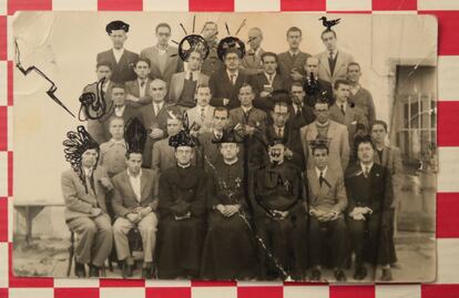 Rafael Sánchez Ferlosio (tercero por la izquierda en la segunda fila desde arriba), con sus compañeros y profesores del colegio de los jesuitas de Villafranca de los Barros (Badajoz), donde estudió en su adolescencia. La fotografía está retocada con dibujos del escritor.