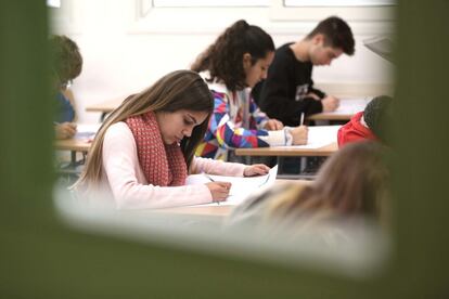 Estudiants fent les proves a l&#039;IES Monturiol de Barcelona. 