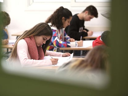 Estudiants fent les proves a l'IES Monturiol de Barcelona.