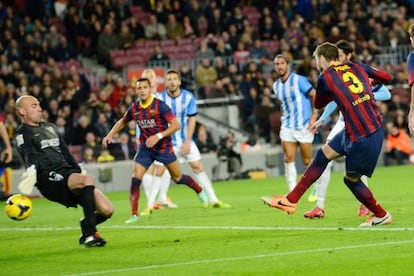 Piqu&eacute; marca el primer gol del Barcelona. 