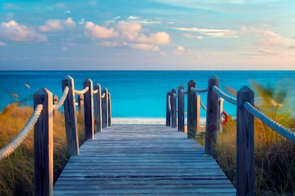 Grace Bay Beach (Providenciales, Islas Turcas y Caicos). Esta playa del archipiélago de Providenciales, un territorio británico de ultramar en el Caribe, baja de la primera a la quinta posición de la lista, lo que no resta méritos a la belleza de sus aguas azules y arenas coralinas del color del talco.  