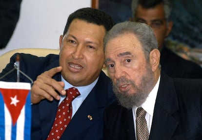 O presidente cubano com seu colega venezuelano da época, Hugo Chávez, na Escola Latino-Americana de Medicina, em Havana, em 2005. A aliança com Caracas deu sobrevida econômica à crise permanente da ilha após o fim da URSS.