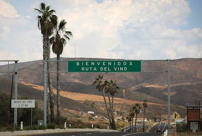 Señal de tráfico que anuncia la Ruta del Vino en el Valle de Guadalupe, en la mexicana Baja California.