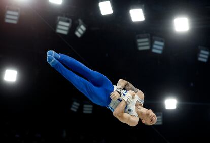 El ucranio Oleg Verniaiev participa en la prueba de barra horizontal durante el concurso de gimnasia.