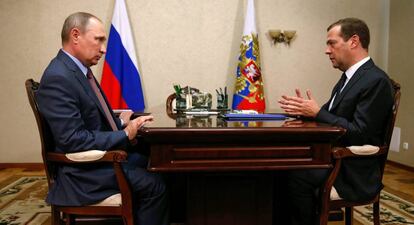 El presidente ruso, Vlad&iacute;mir Putin,  conversa con el primer ministro ruso, Dmitri Medv&eacute;dev.