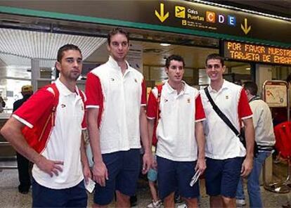 Juan Carlos Navarro, Pau Gasol, Rudy Fernández y Rodrigo De la Fuente, en el aeropuerto de Barajas.