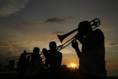 Músicos junto al Malecón de La Habana (Cuba).