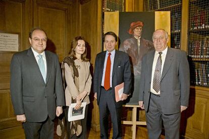 Ante el retrato de Nureyev, Sofía Gandarias, entre el embajador de España, Francisco Villar, y el presidente de la Bibliothèque Nationale, Jean-Noël Jeanneney, y a la derecha, el presidente de la Fundación Universitaria de España, Pérez Rueda.