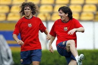Puyol, en uno de los últimos entrenamientos del Barça, acompañado por Leo Messi