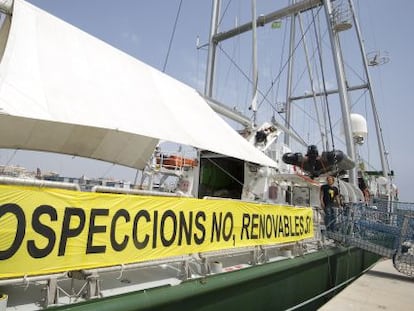 El buque de Greenpeace inicia en Valencia una campaña contra las prospecciones petrolíferas.