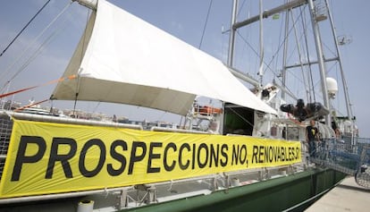 El buque de Greenpeace inicia en Valencia una campaña contra las prospecciones petrolíferas.