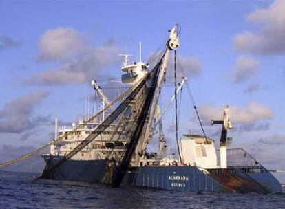 El <i>Alakrana, </i>atunero vasco que permanece secuestrado en el Índico por piratas desde el pasado 2 de octubre.