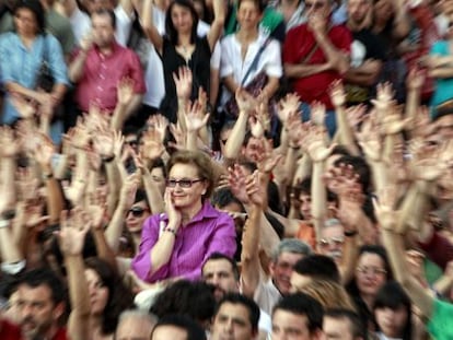 Votación a mano alzada en la acampada de Sol del pasado mayo.