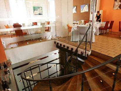 Escalera y comedor del restaurante malagueño Palocortado.