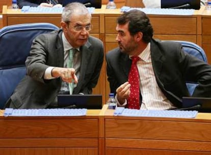 Emilio Pérez Touriño conversa con Anxo Quintana instante antes de votar la ley de medidas urgentes, ayer, en el Parlamento.