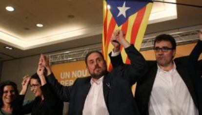 Tras languidecer en el último mandato, Esquerra ha dado un paso de gigante al convertirse por primera vez en la segunda fuerza política. Ante una estelada, Oriol Junqueras, líder de ERC, alza los brazos junto a Lluis Salvadó, número tres del partido, y Marta Rovira, secretaria general. A la izquierda, la abogada Gemma Calvet, independiente y uno de los fichajes de Esquerra.