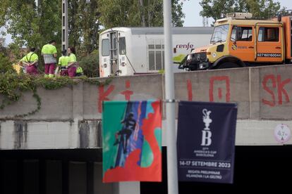 Operarios de Renfe trabajan en un tren Talgo sin viajeros que ha descarrilado este viernes en Vilanova i la Geltrú (Barcelona).