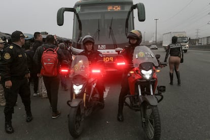 Agentes de policía escoltan un autobús de pasajeros durante una huelga de transportistas por el aumento de la delincuencia, en Lima, Perú