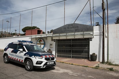 Un vehículo de los Mossos d'Esquadra en la entrada del club de tiro de Canovelles (Barcelona), este domingo. 