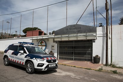 Una patrulla de Mossos, frente al club de tiro de Canovelles, en una imagen de archivo.