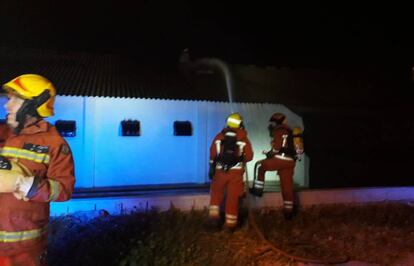 Efectivos de los bomberos en la nave avícola de Picassent.