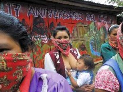 Una simpatizante zapatista alimenta a su hijo mientras espera para inciar la marcha hacia la ciudad de México.