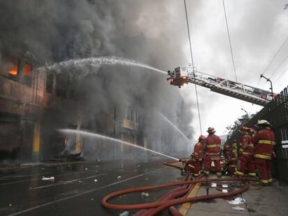 Un grupo de bomberos trata de apagar el incendio en Lima, el pasado 23 de junio. 