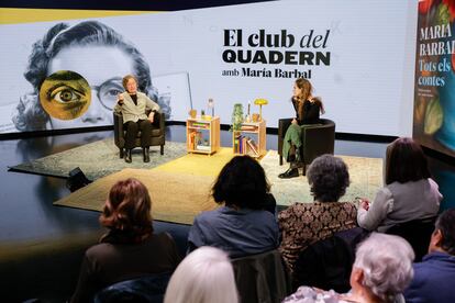 L'escriptora Maria Barbal i Carlota Rubio amb les assistents al club de lectura a l'estudi Toresky de Ràdio Barcelona.