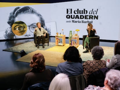 L'escriptora Maria Barbal i Carlota Rubio amb les assistents al club de lectura a l'estudi Toresky de Ràdio Barcelona.