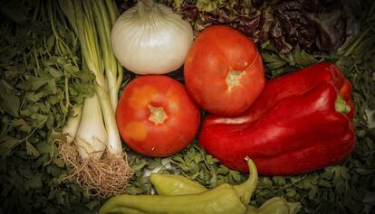Es, seguramente, uno de los platos más sencillos, discretos y recurrentes de la gastronomía cotidiana de los nativos y residentes de las islas.