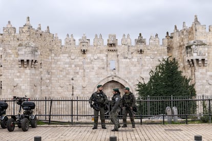 Policías israelíes ante la Puerta de Damasco de la Ciudad Vieja de Jerusalén el 7 de marzo de 2025.