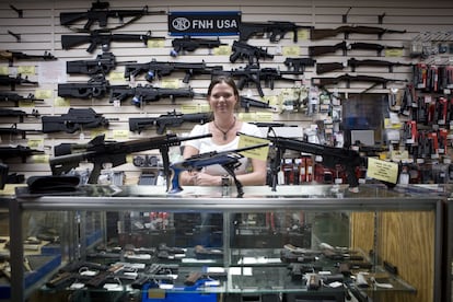 Gina Brewer, dueña de Texas Gun, un local de venta de armas en San Antonio