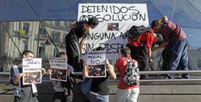 Young protestors in the Puerta del Sol decided on Tuesday to demonstrate on Tuesday at the Plaza de Castilla court buildings against the arrest of 24 people during Sunday's marches.