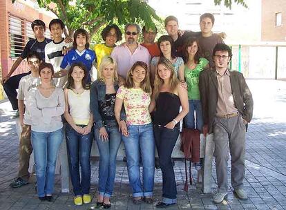Los estudiantes de los 13 países del IES Ramón Llull, junto a los cuatro profesores que dirigen el proyecto.