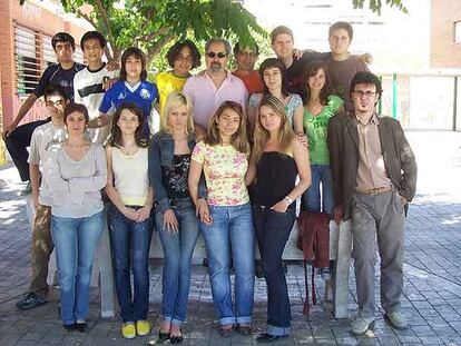 Los estudiantes de los 13 países del IES Ramón Llull, junto a los cuatro profesores que dirigen el proyecto.
