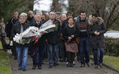 Tomasi Peláez, viuda de Froilán Elespe, y su hijo Josu, junto a cargos del PSE, en el homenaje al edil asesinado por ETA en Lasarte-Oria.