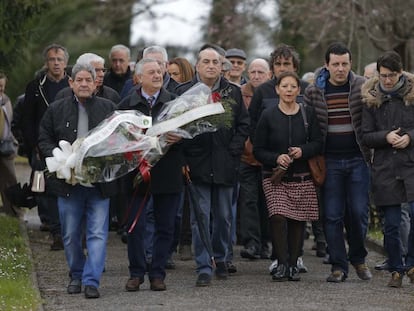 Tomasi Peláez, viuda de Froilán Elespe, y su hijo Josu, junto a cargos del PSE, en el homenaje al edil asesinado por ETA en Lasarte-Oria.