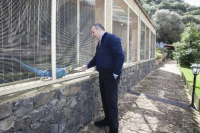 Miguel Ángel Ramírez, en febrero de 2014, ante su pajarera declarada ilegal.