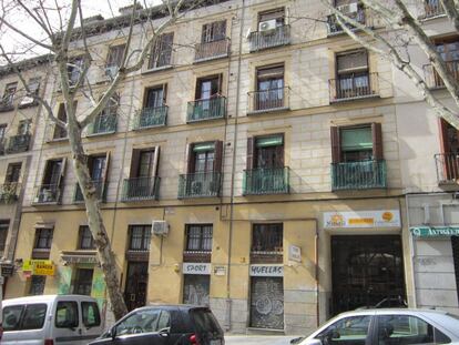 También está en estudio qué hacer con las dependencias de Asuntos Sociales y de Hacienda, actualmente en arrendamiento. En la imagen, el séptimo y último inmueble que se sacará a subasta: un local comercial en la calle Ribera de Curtidores número 8.