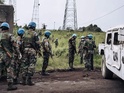 Soldados de Naciones Unidas patrullan en la zona de la emboscada, este lunes.