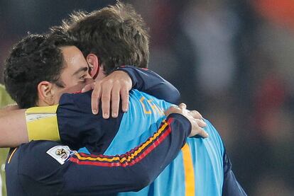 Iker Casillas y Xavi Hernández, dos de los pilares del equipo campeón, celebran el pase de España a la semifinal de Sudáfrica, tras derrotar (1-0) a Paraguay.