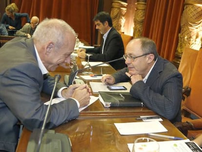 El alcalde donostiarra, Juan Karlos Izagirre, conversa con el secretario municipal durante el pleno celebrado en el consistorio.