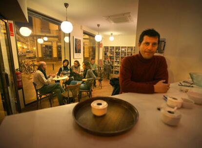 Miguel Fuentes, dueño de Cosecha roja, una de las tres librerías-bar que han aparecido en Russafa.