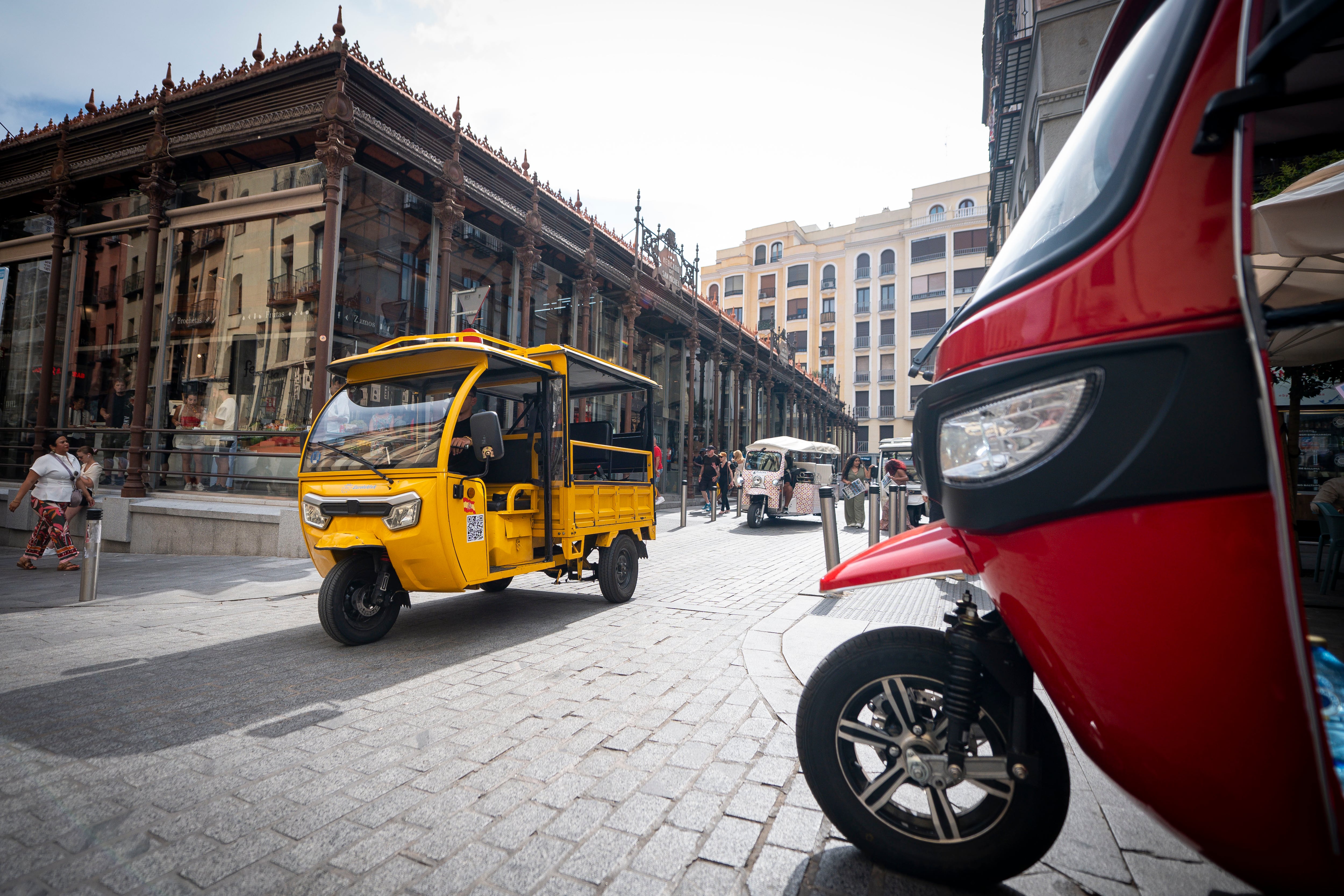 Varios tuk tuk circulan frente al Mercado de San Miguel, en el centro de Madrid, la semana pasada.
