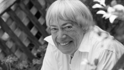 La escritora Ursula K. Le Guin, en su vivienda de Portland (Oregón), en 2001.