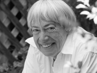 La escritora Ursula K. Le Guin, en su vivienda de Portland (Oregón), en 2001.