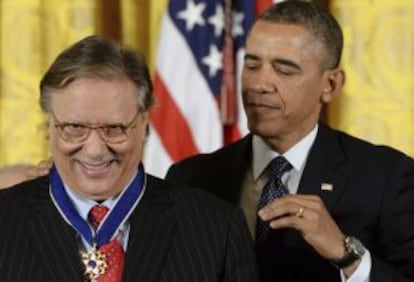 Obama entrega la medalla de la Libertad al músico Arturo Sandoval.
