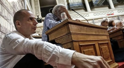 El ministro griego de Finanzas, Yanis Varoufakis, escucha la intervenci&oacute;n del primer ministro en el Parlamento.