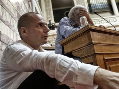 El ministro griego de Finanzas, Yanis Varoufakis, escucha la intervención del primer ministro en el Parlamento.