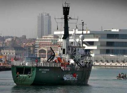 El <i>Arctic Sunrise,</i> ayer, en el canal de la Copa del América del Puerto de Valencia.